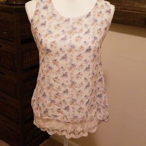 Sleeveless shirt with lace